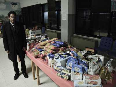 Il presidente della comunit� mauriziana Sanjaye Bahadoor accanto al tavolo colmo di alimenti da destinare alle famiglie bisognose di Bari